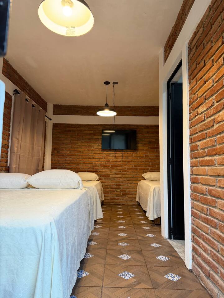 Habitación triple sin A/C ni agua caliente