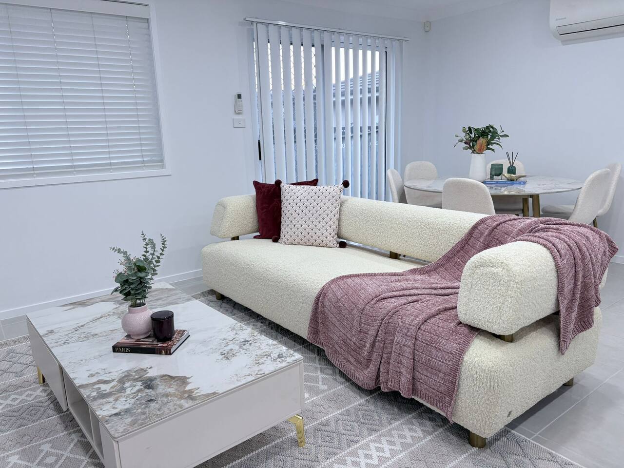 Bright & Stylish 4BR Guesthouse - walk to Shops.
