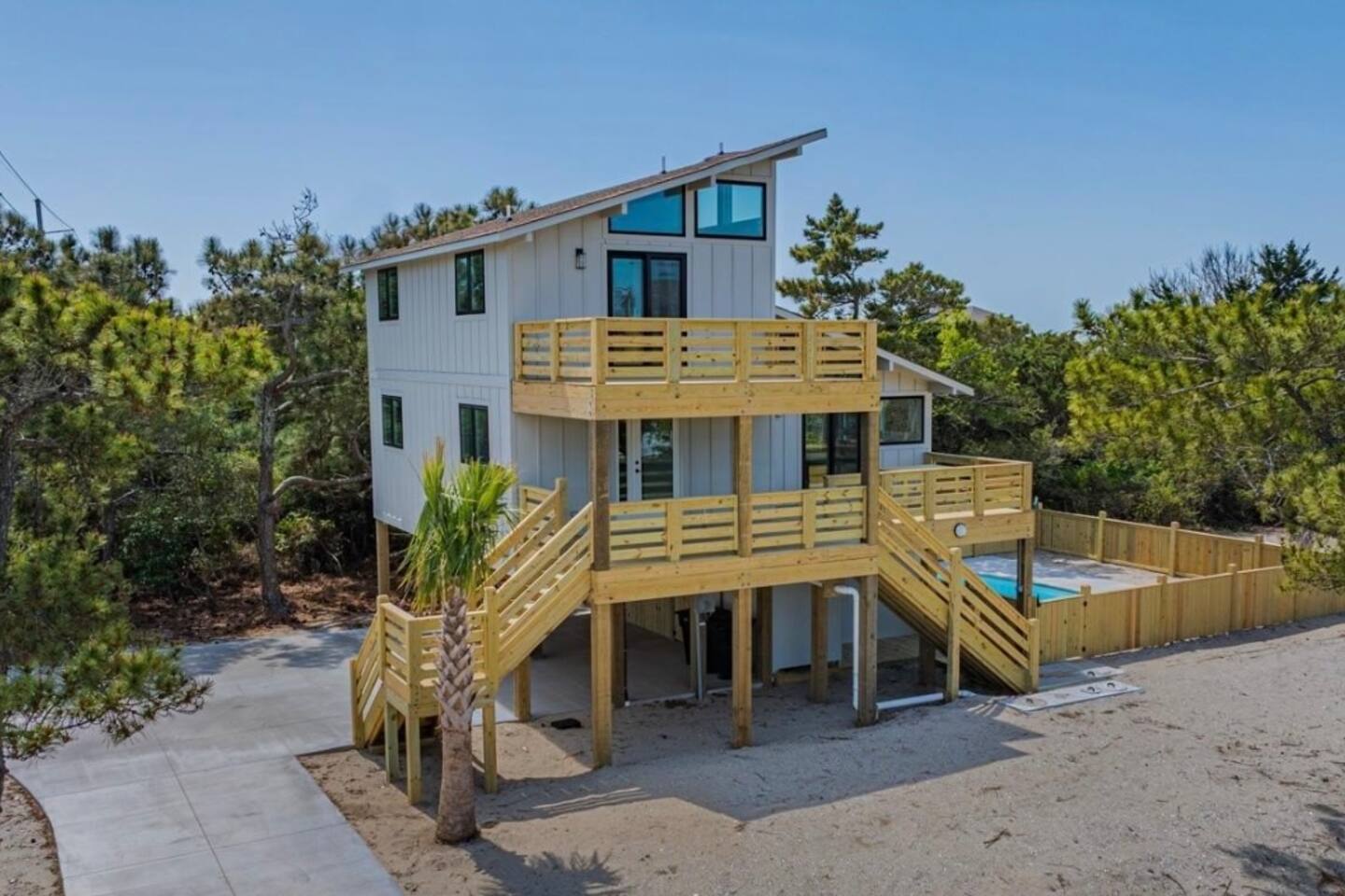 Charming Sound View Cottage *Pool* Dogs Welcome!