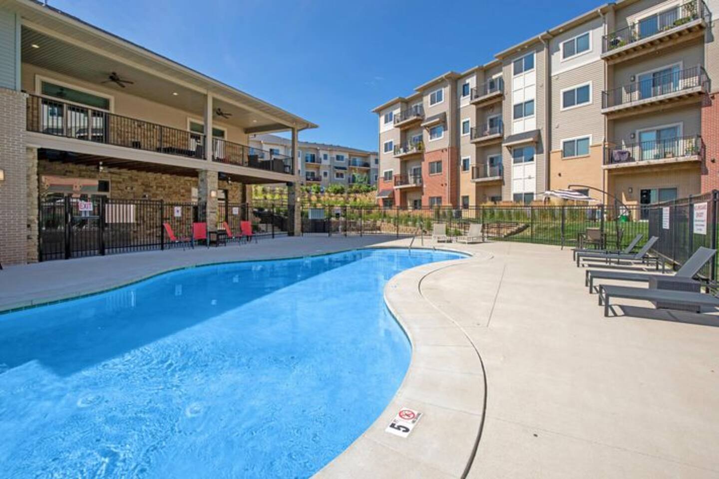 2 bed 2 bath close to Jordan creek mall