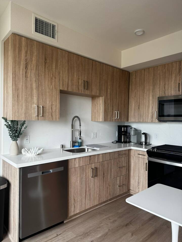 Hollywood Prime Location Apartment | Free Parking
