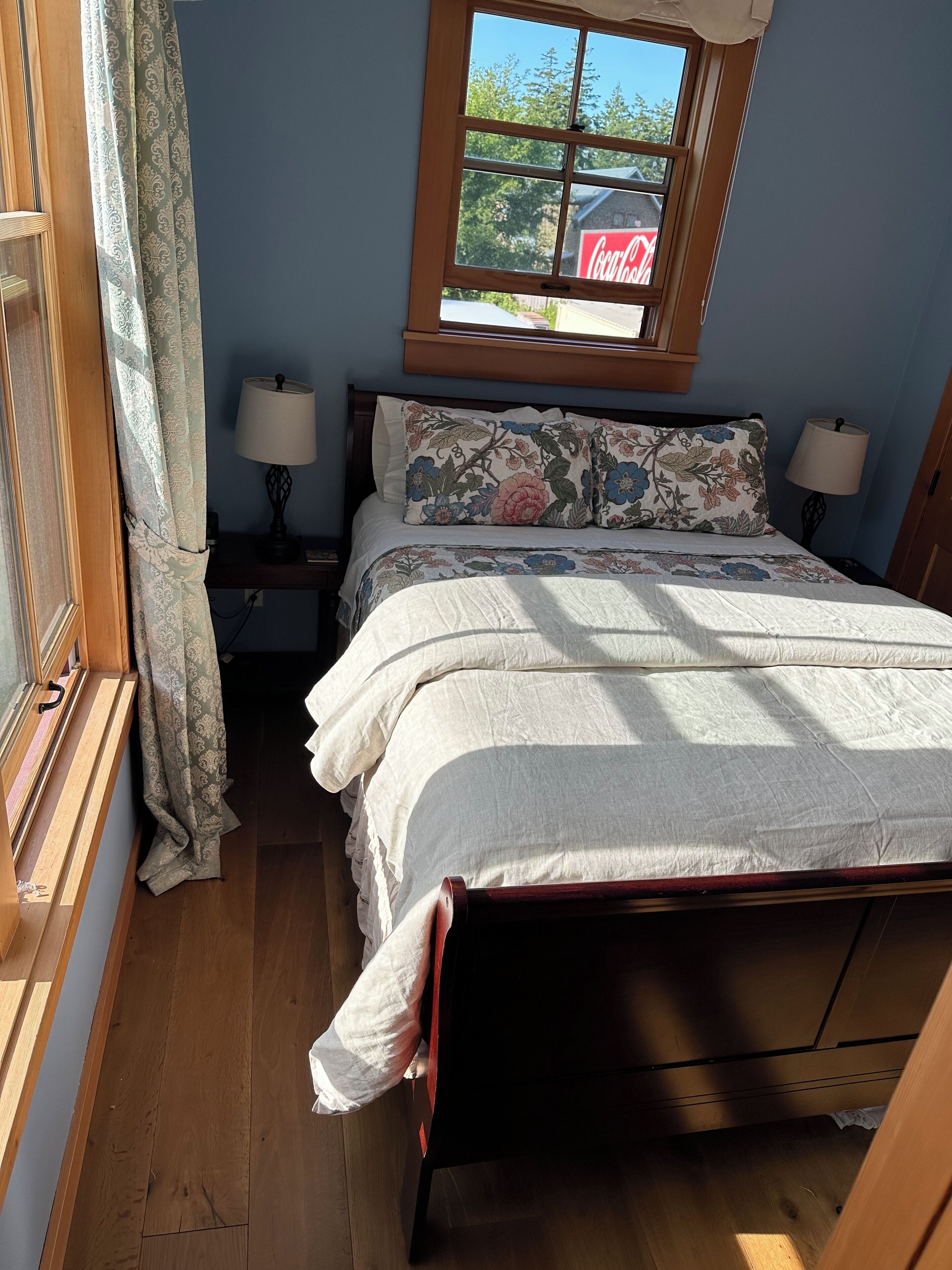 Second Bedroom (queen bed)