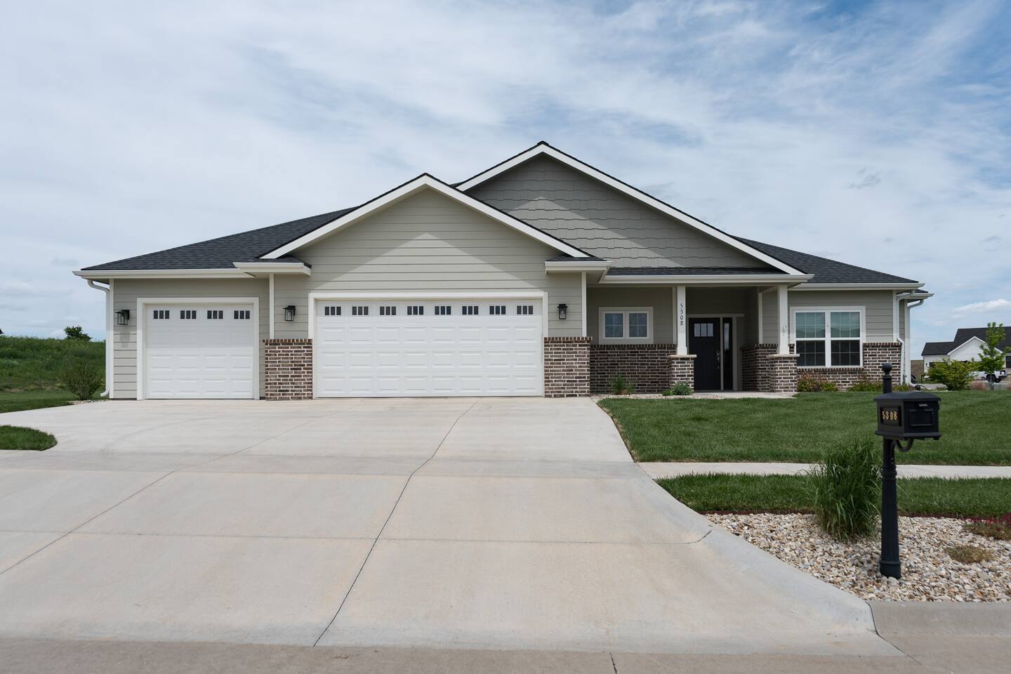 The Willowstone | Modern 3BR Retreat w/ Garage
