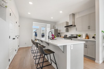 Calgary NW | Sleeps 10 | AC | BBQ | Stocked-Kitchen