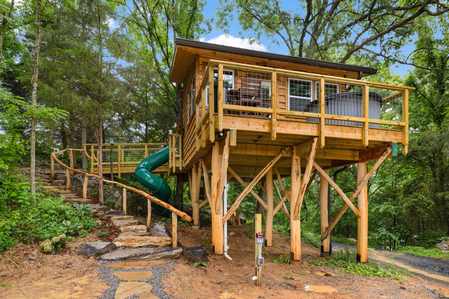 "Treedom", Disc Golf Course+Hot Tub+Arcade+Firepit