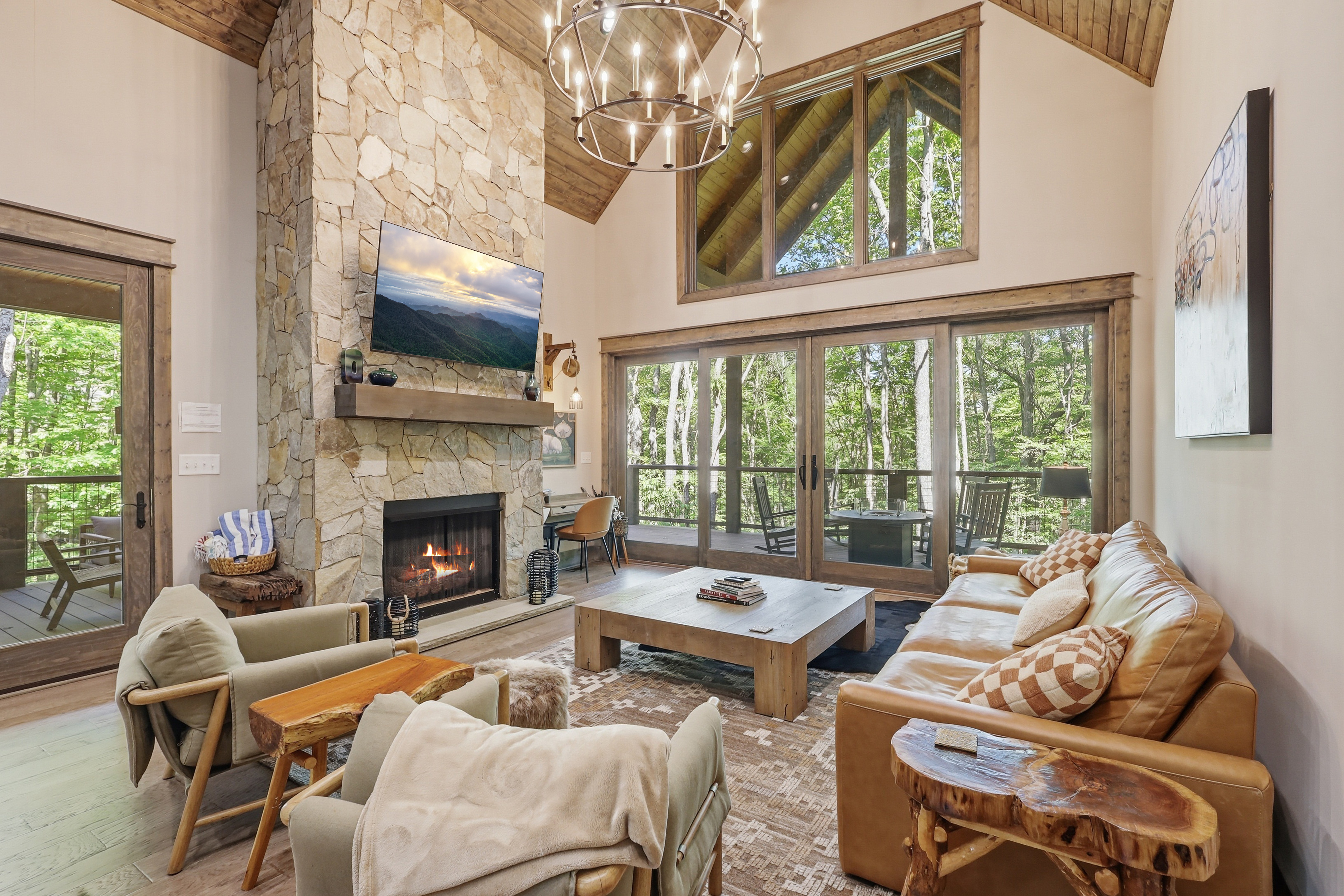 New Luxury Creekside Retreat: Hot Tub, Fire Pit, 3 Acres of Mountain Bliss