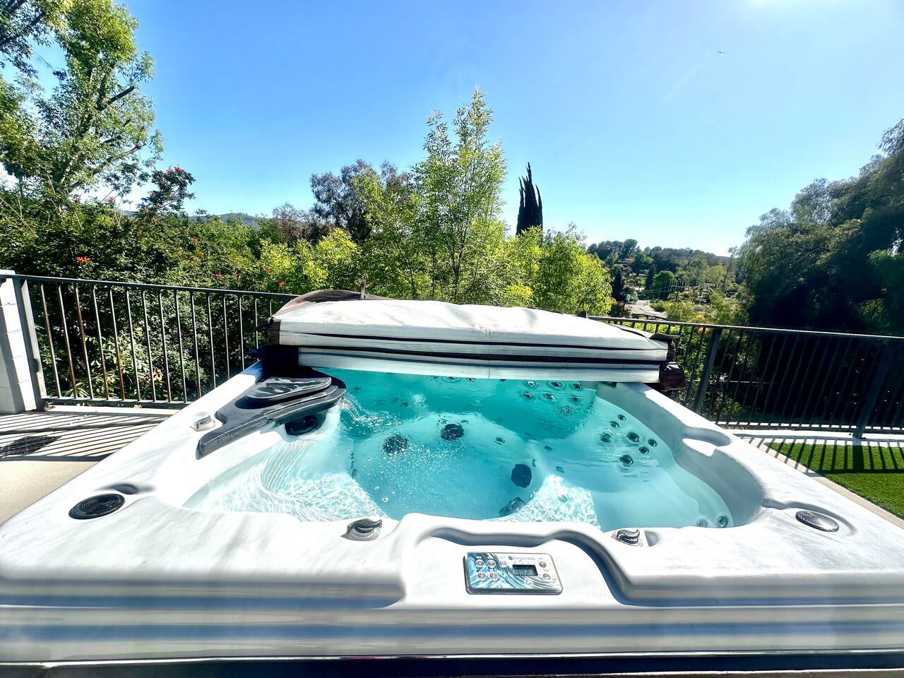 5BR Home: King Bed, Guesthouse, BBQ & Valley Views