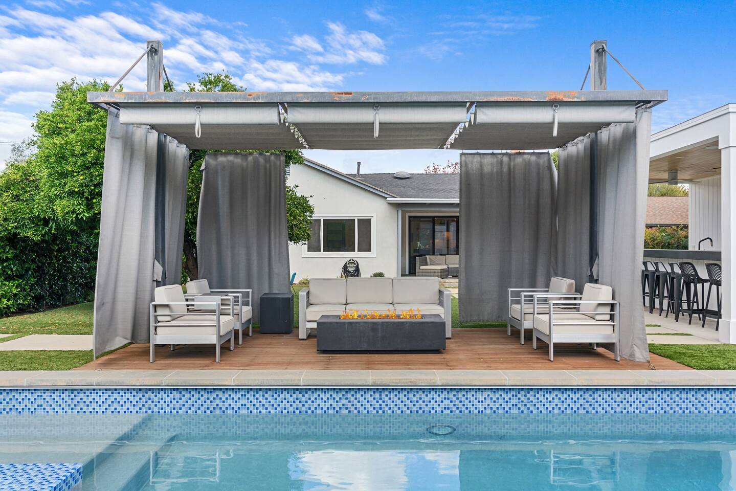 Luxurious Villa W/ Pool, Spa, outdoor kitchen!