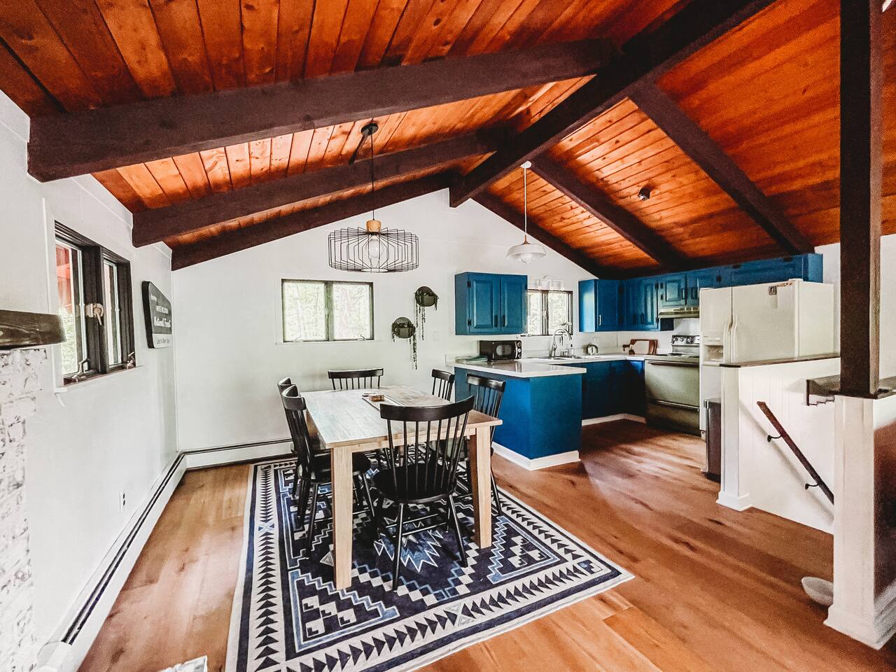 Gas fireplace + stargazing deck 4 mins from skiing - Chalet