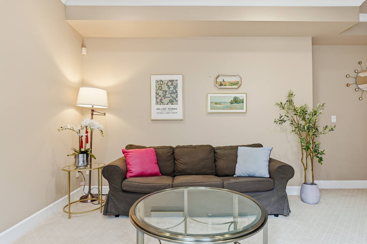 3BR Suite near White Rock Beach • Pool & BBQ