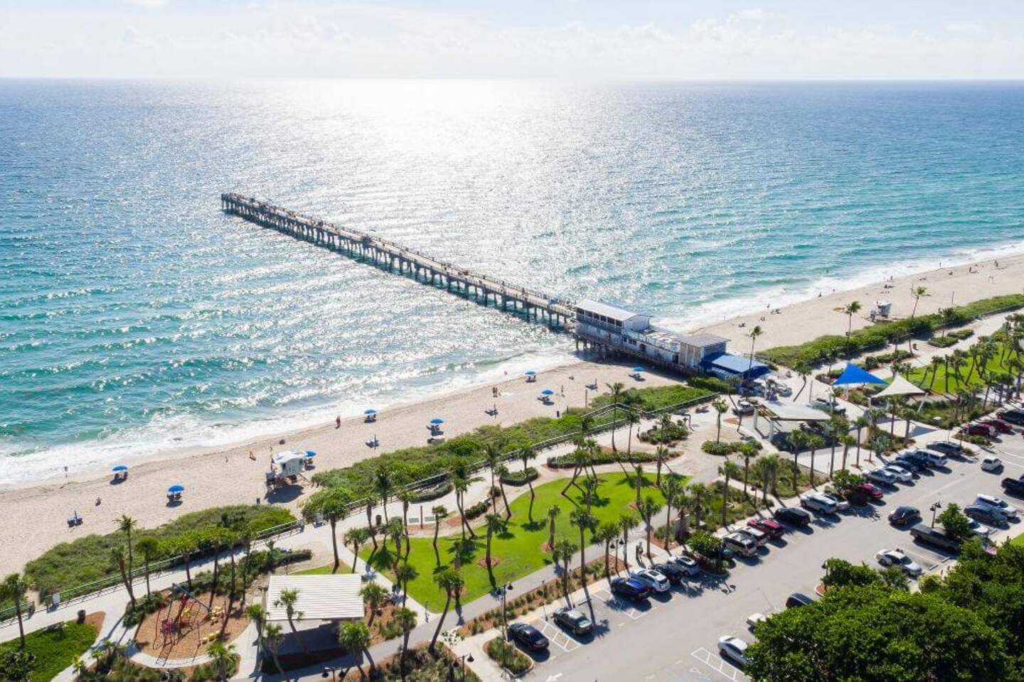 Whether you're looking for a relaxing day on the sand or a bit of activity, Lake Worth Beach Park provides a great mix of amenities and atmosphere.