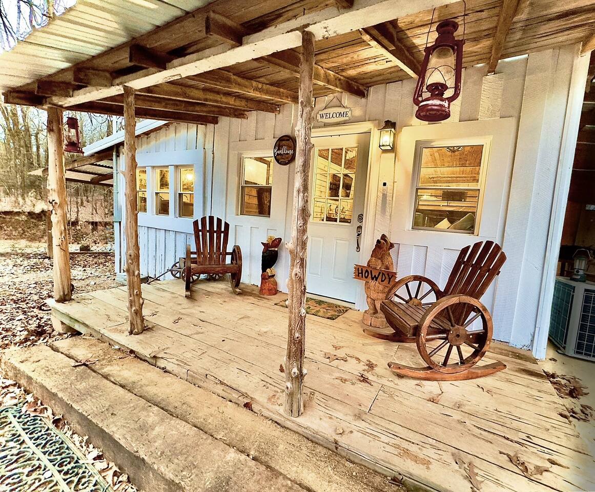 King Suite & Bunkhouse - Deer Camp - WiFi - Grill