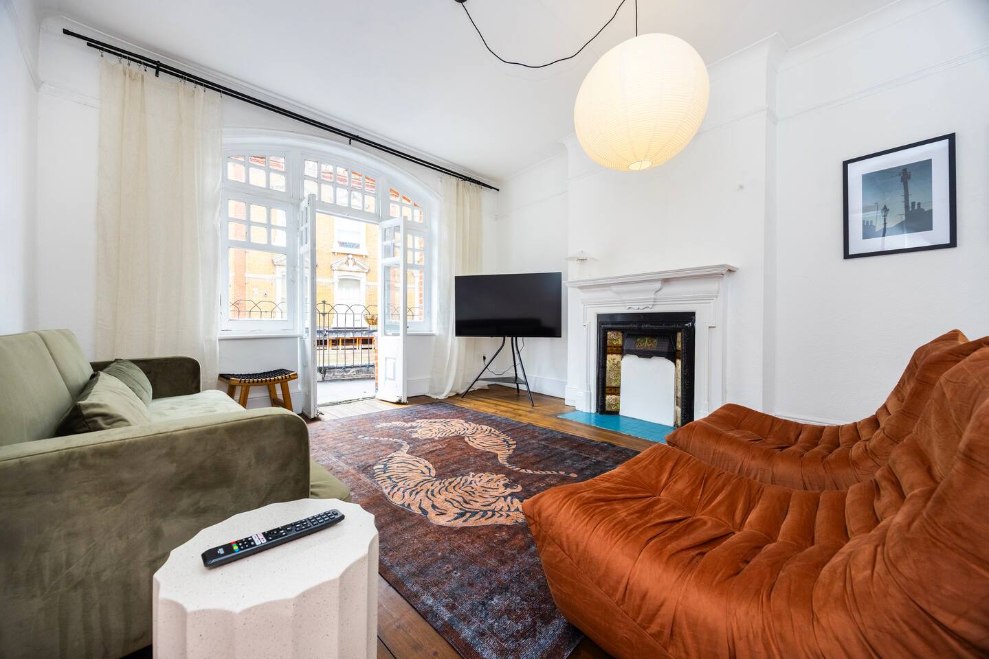 Spacious 2 bed flat in Brixton Market • 2' to tube