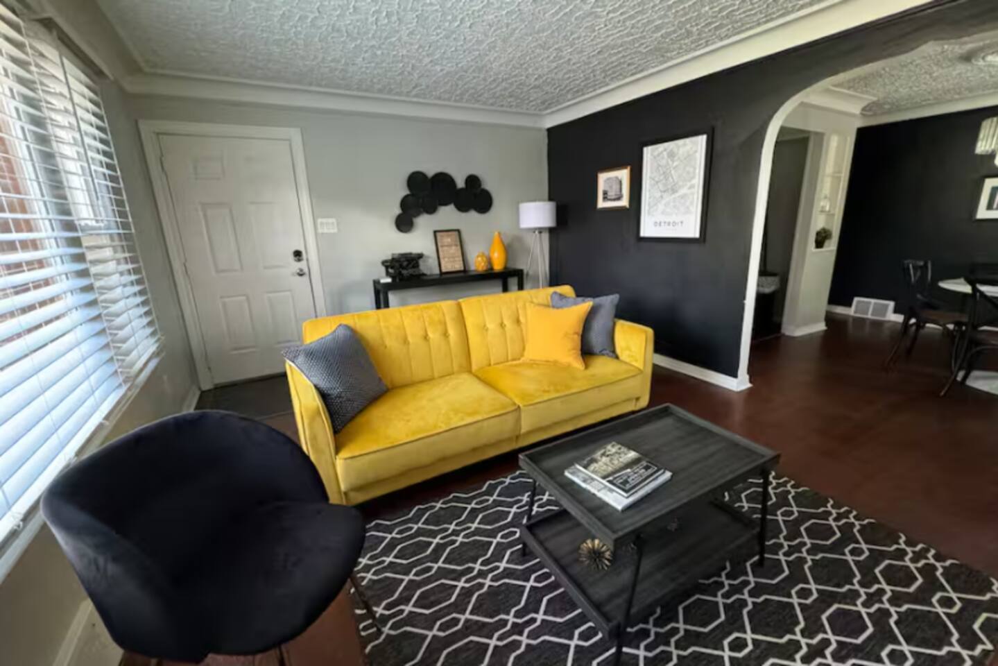 Cozy 2BR Lower Duplex Stay Near LCA and Ford Field