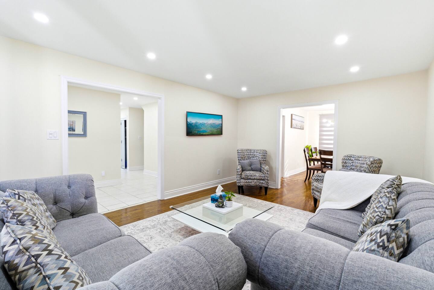 Toronto Retreat| 20 min to DT|Games Room|King Bed