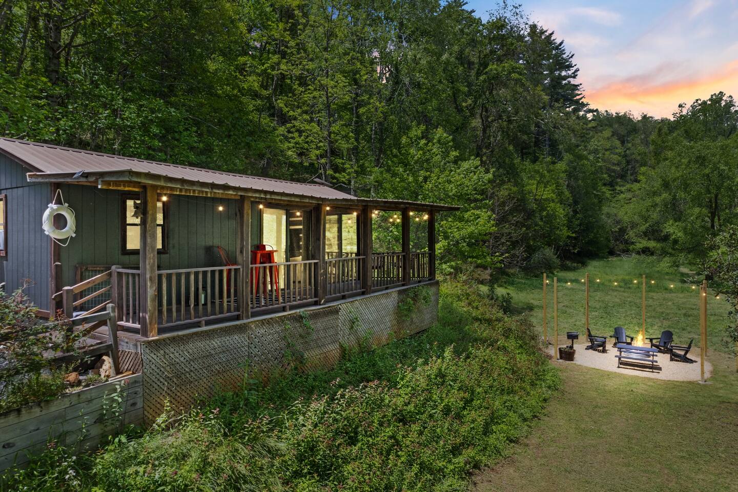 Cute and cozy little cabin along the creek
