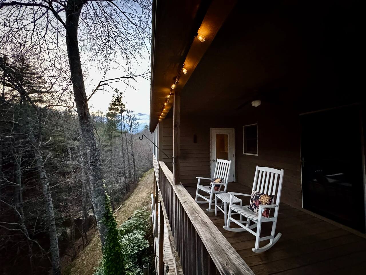 Peaceful Private Waterfalls + Hot Tub + Game Room