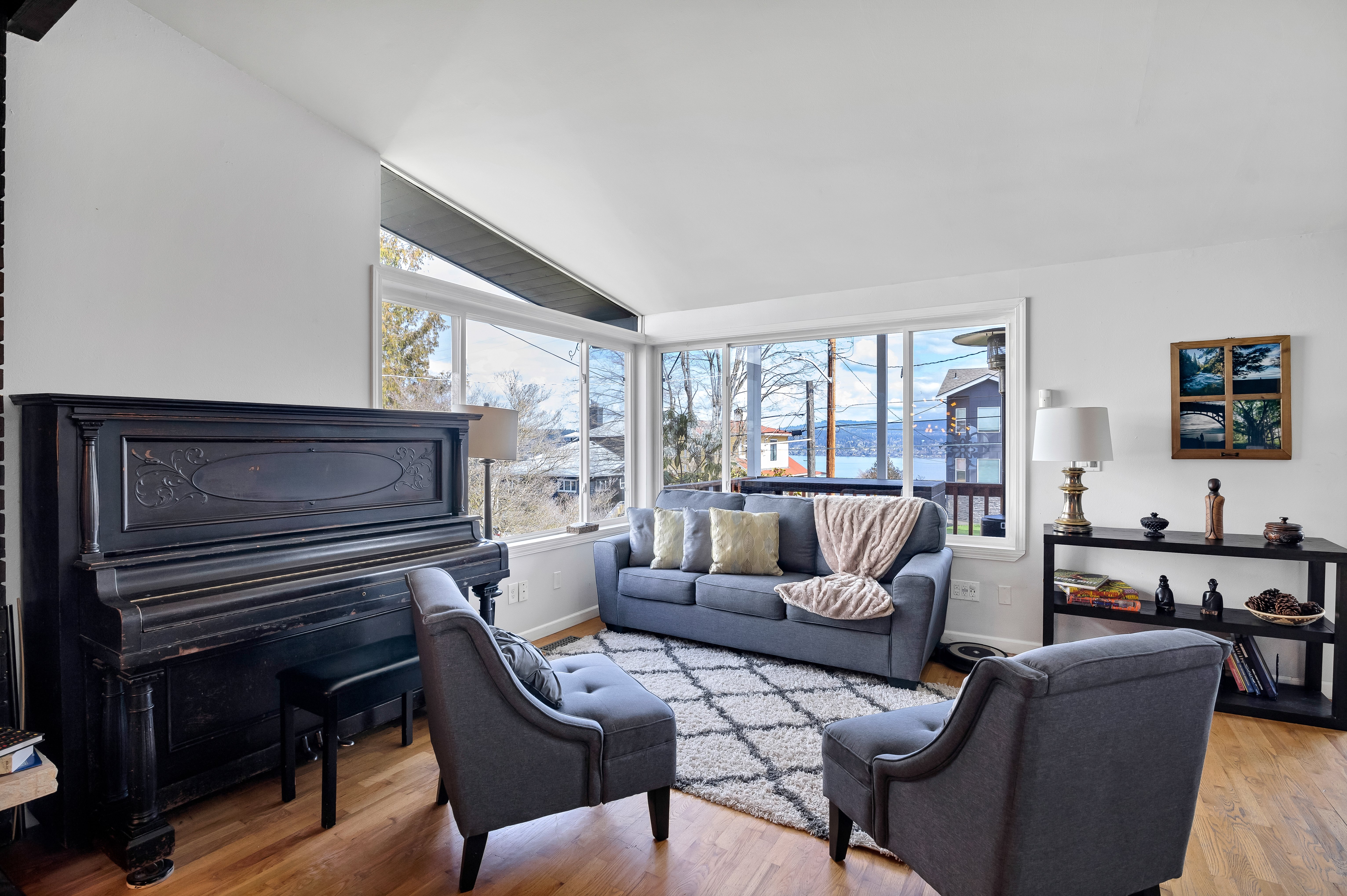 Seattle Skyline & Lake Retreat | 3Bd/3Ba