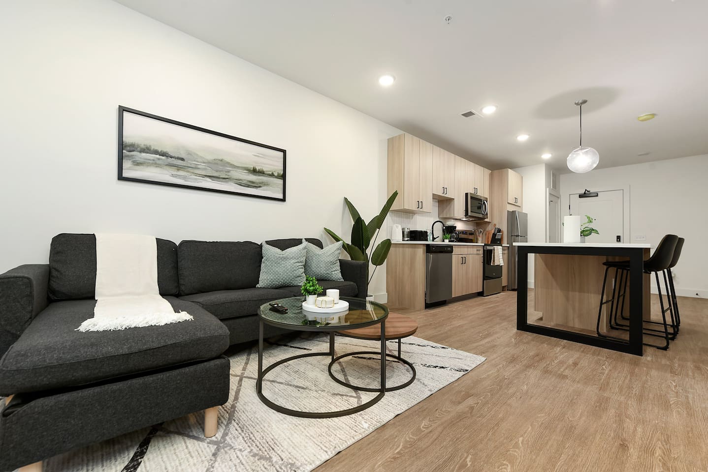 Stylish Apt w/ HULU, Gym & Parking Near Shopping