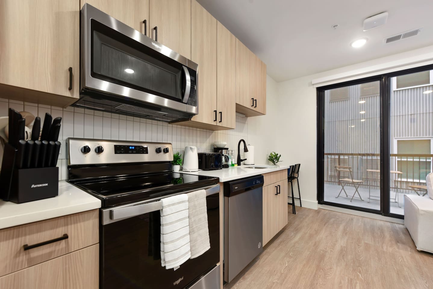 Modern Apt w/ HULU, Gym & Parking Near Shopping