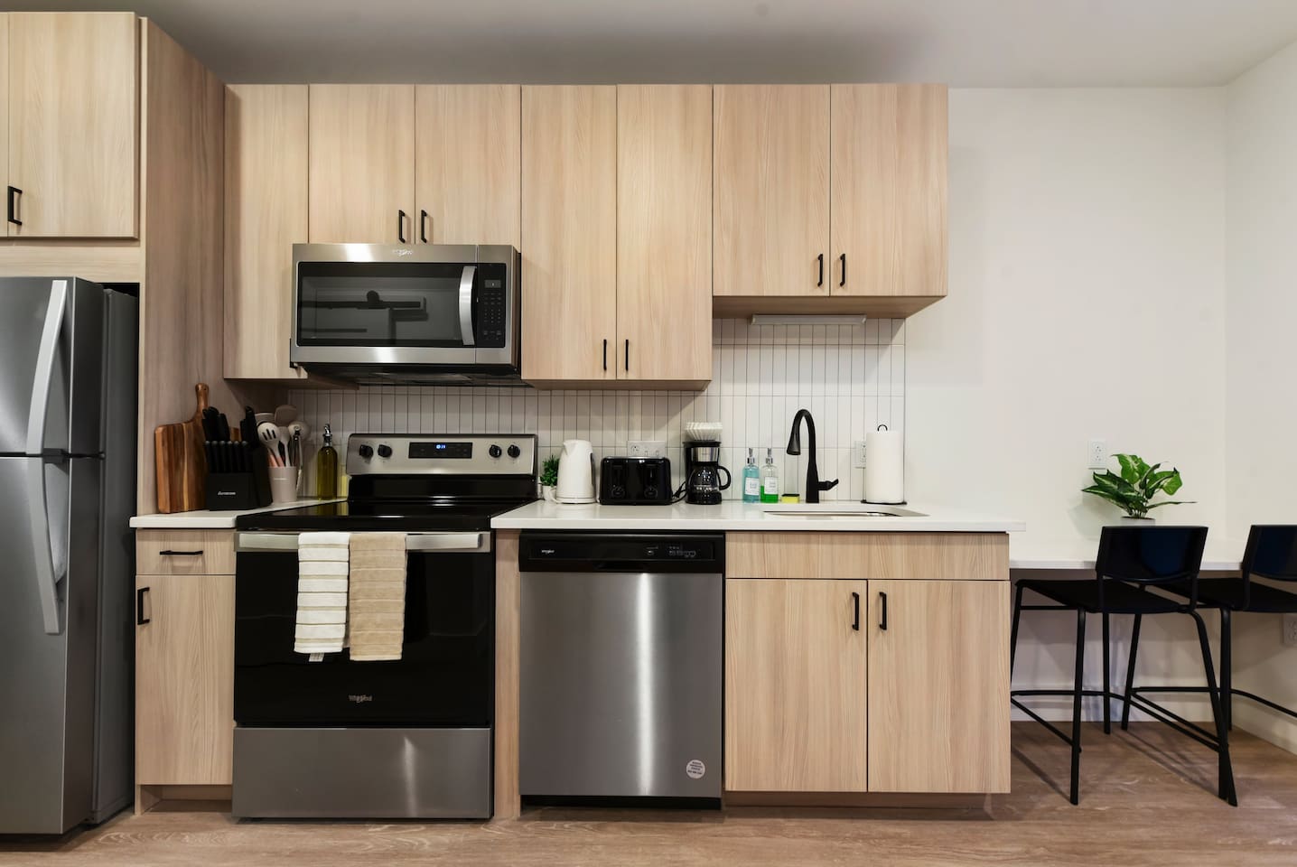 Modern Apt w/ HULU, Gym & Parking Near Restaurants