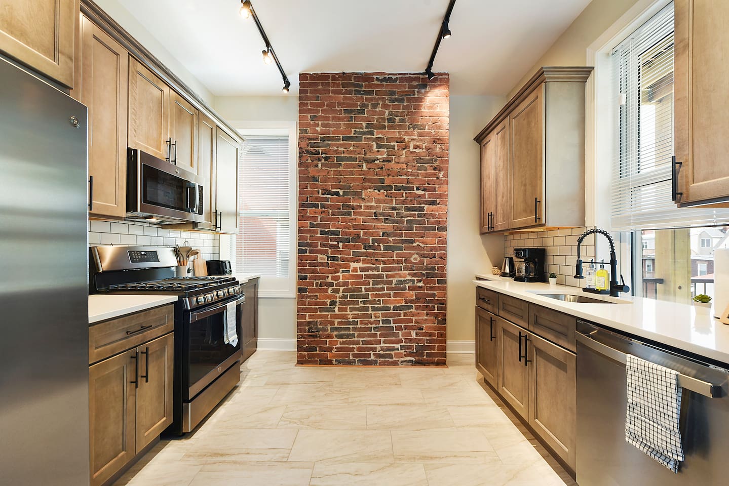 9BR Family Retreat w/ BBQ & Parking Near Shopping
