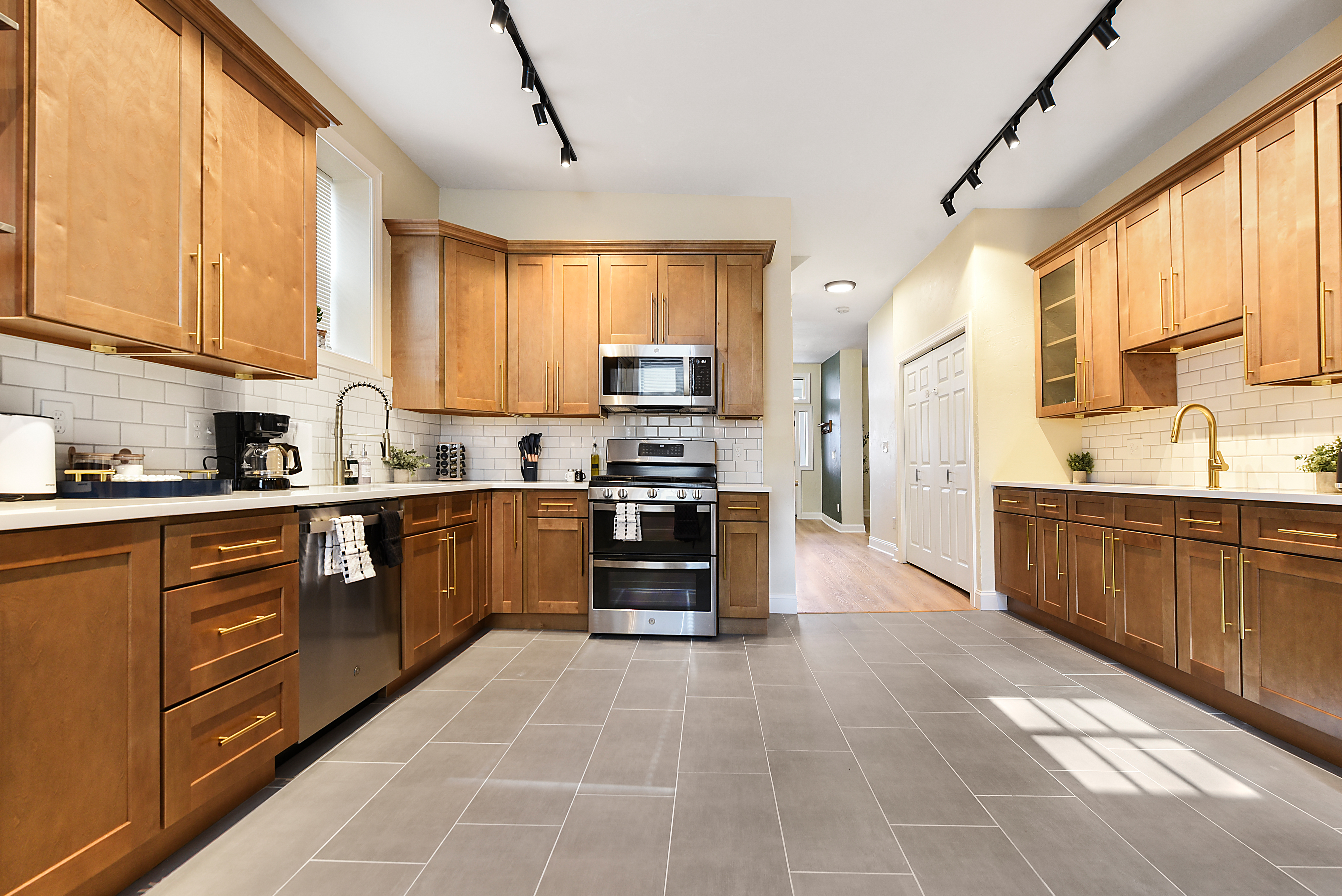 6BR Group Retreat w/ BBQ, Game Room, and Parking