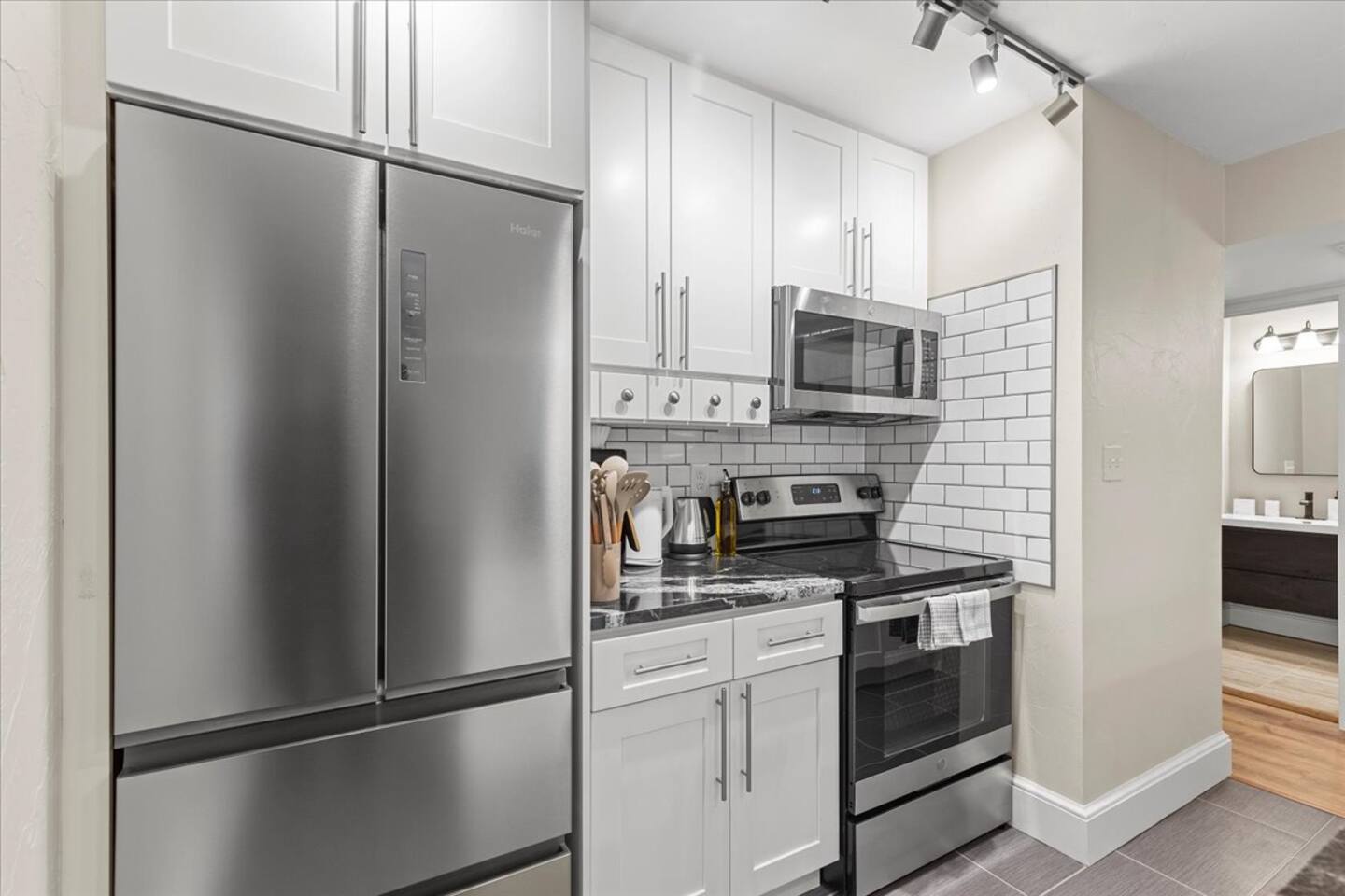 Modern 2BR Apartment Near Downtown & Shopping