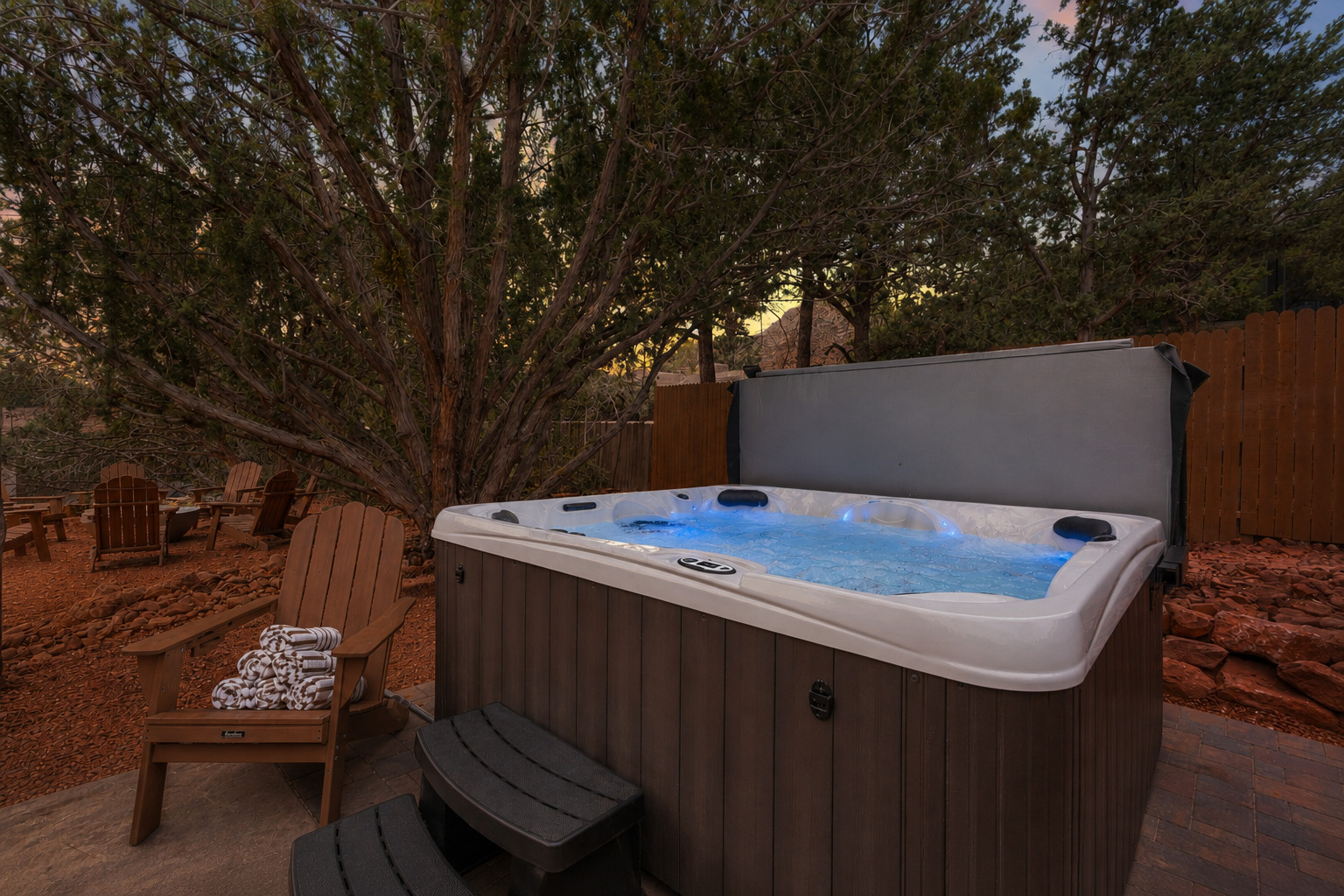 Z Haus- Hot tub, cold plunge, fire pit, EV charger