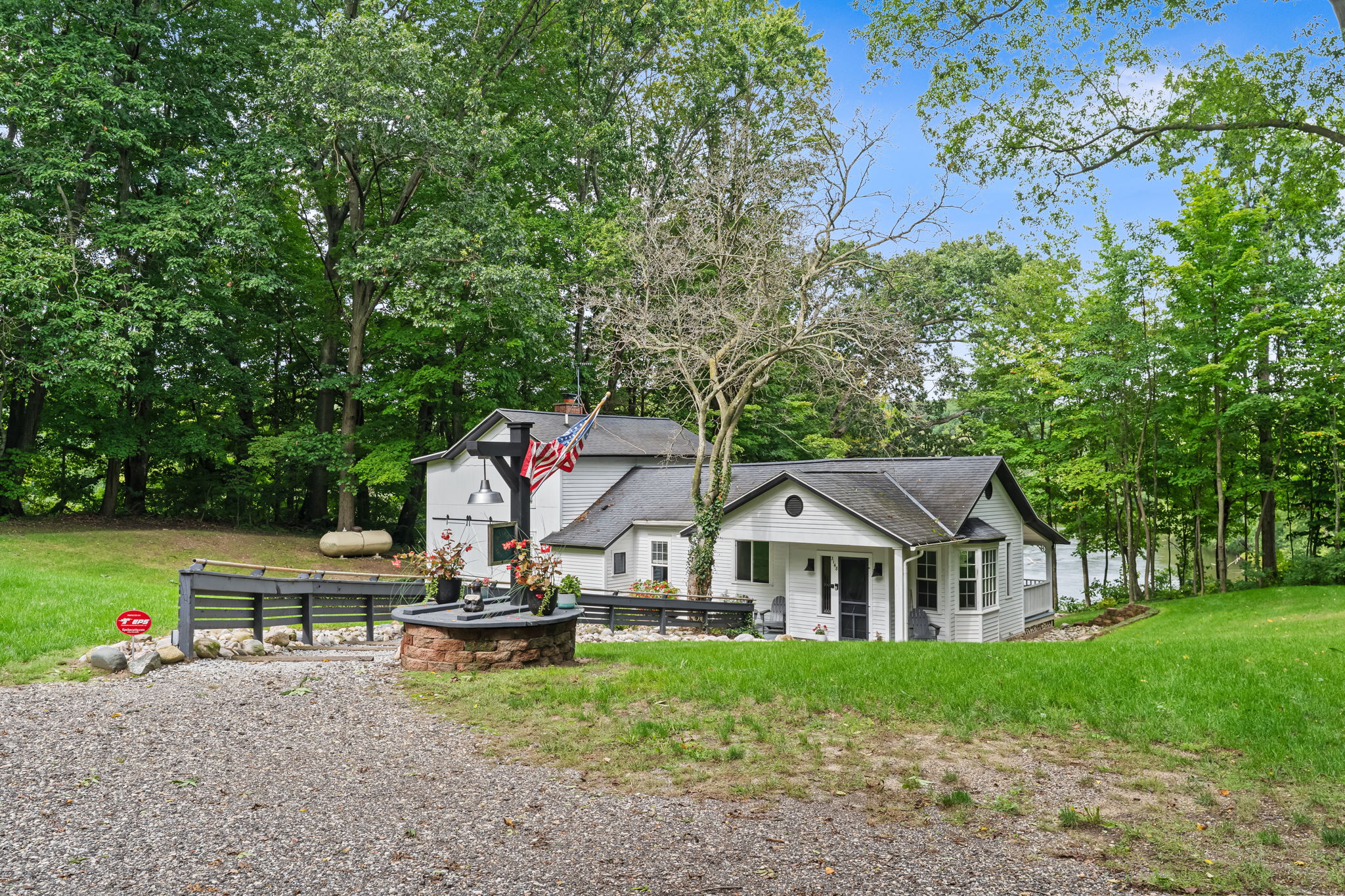 Charming wooded cottage with spacious grounds and peaceful water views