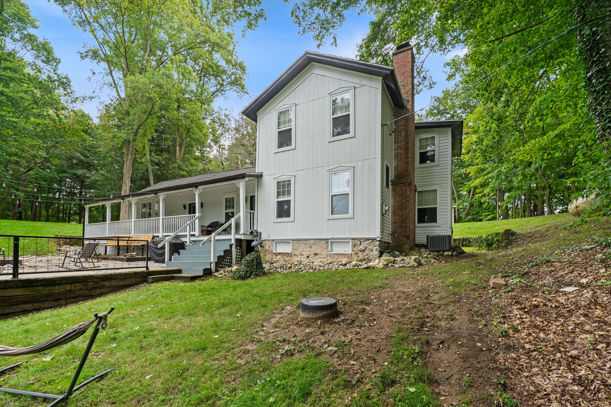 Peaceful wooded retreat with covered porch and spacious yard