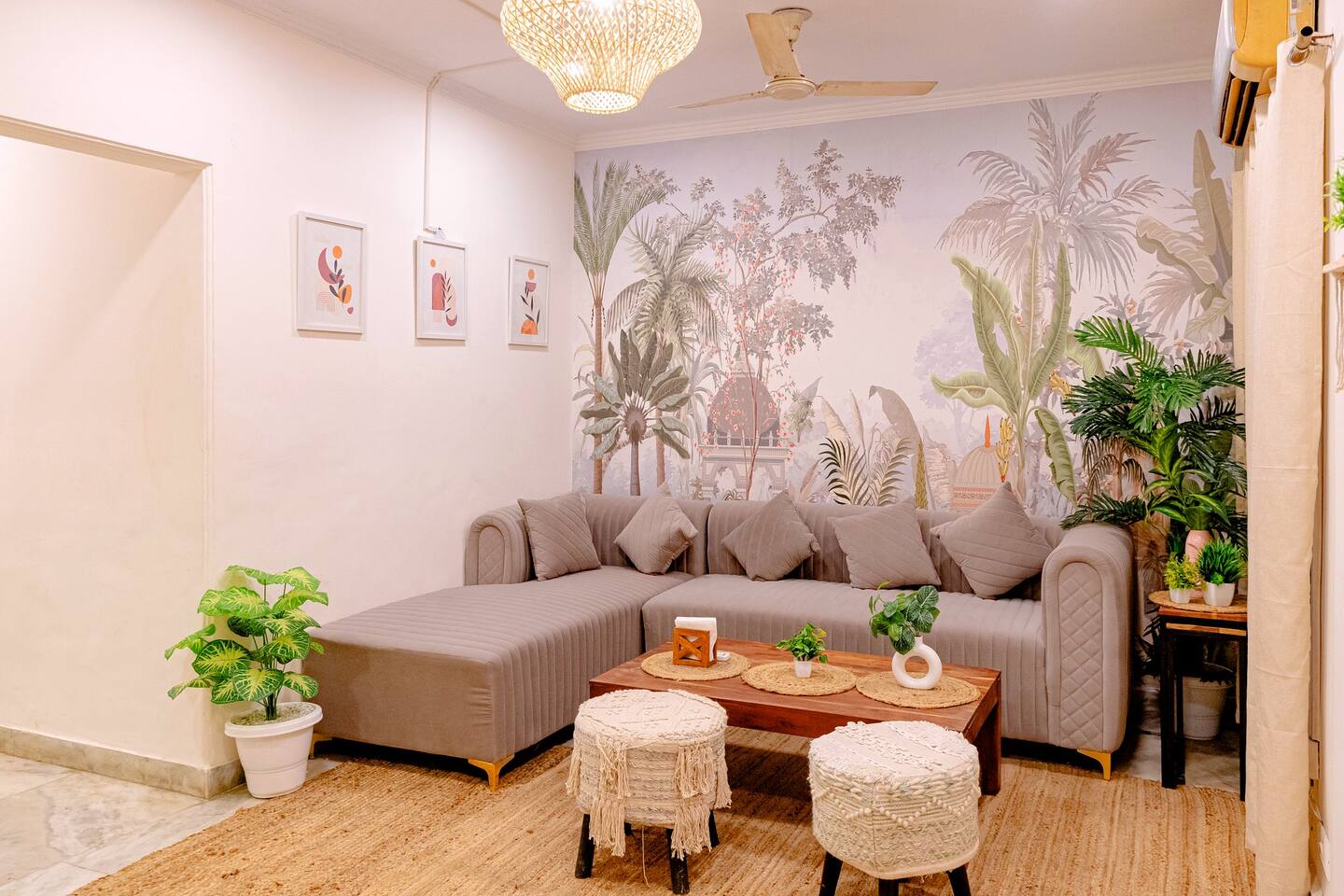 Spacious 3BHK • Hauz Khas Village Heritage - Photo 2