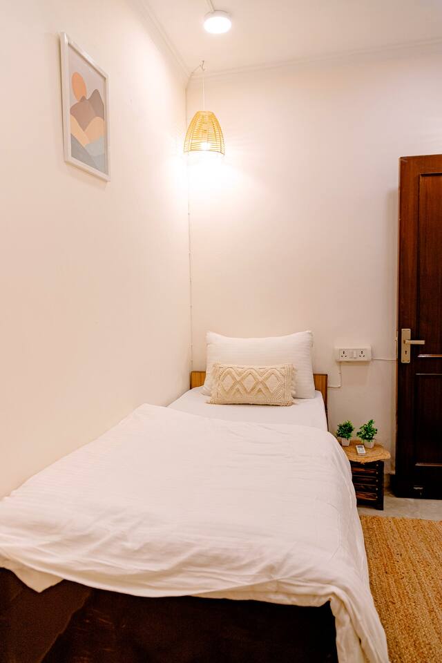 Spacious 3BHK • Hauz Khas Village Heritage - Photo 5