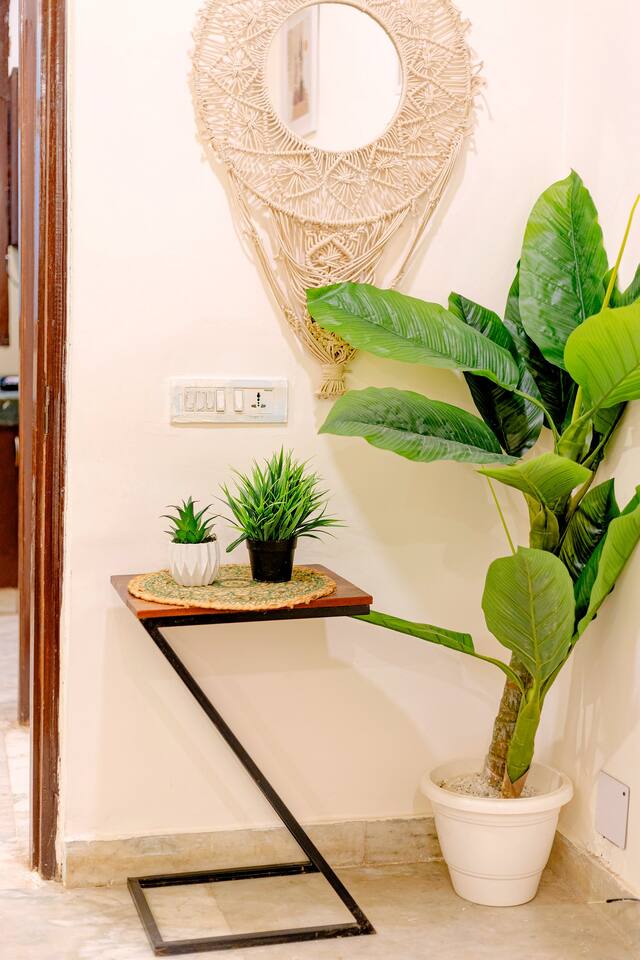 Spacious 3BHK • Hauz Khas Village Heritage - Photo 4