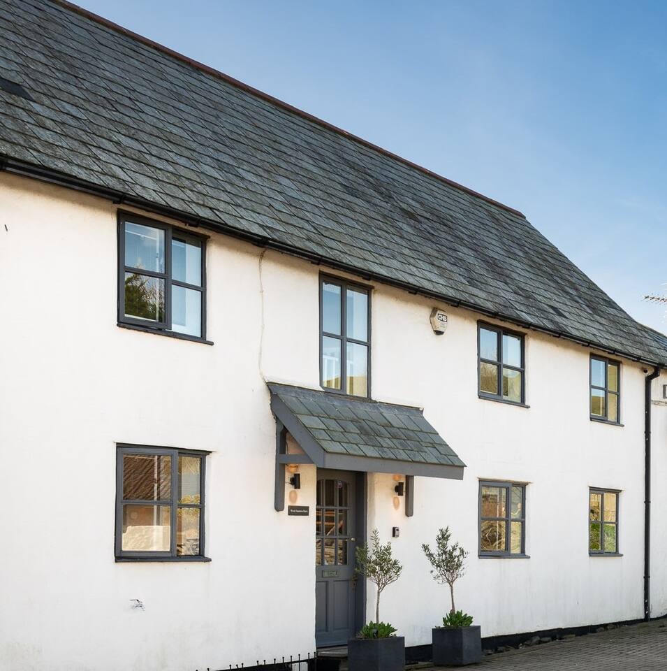 Stunning Modern Barn Conversion: 3 Mins to Saunton
