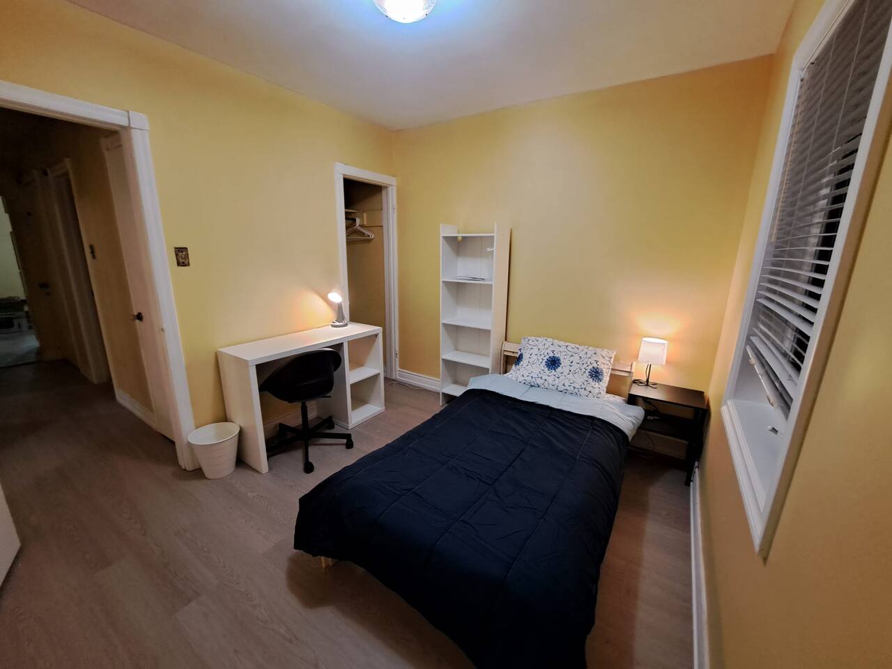 Cozy Queen Room w/ Smart TV Near Kennedy Station