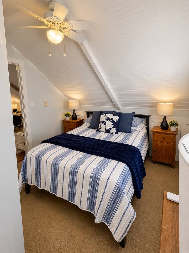Charming Upper-Level Retreat - Dogs Welcome