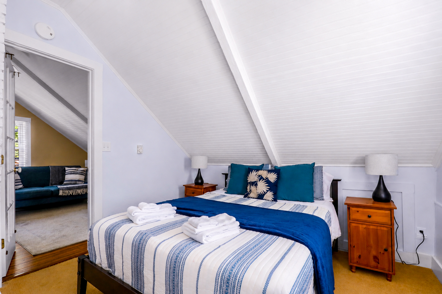 Charming Upper-Level Retreat - Dogs Welcome