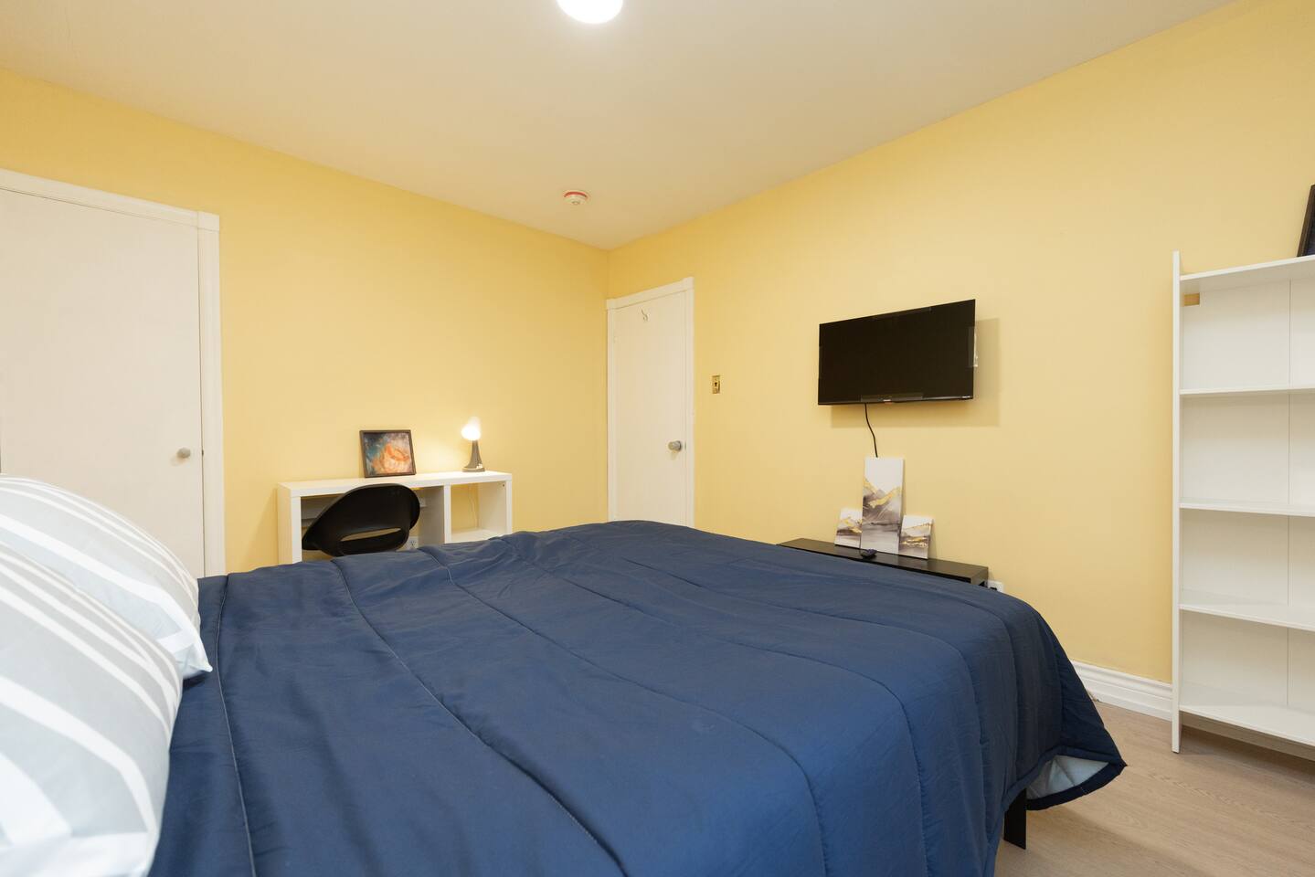 Cozy Queen Bed: Student & Traveller @ Kennedy St.