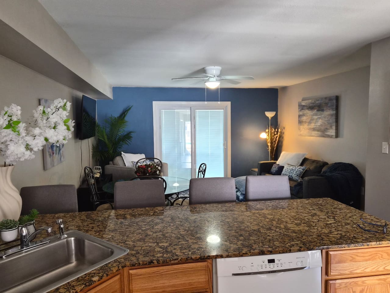 Best location cozy condo in Biloxi Beach, 2b-1.5b.