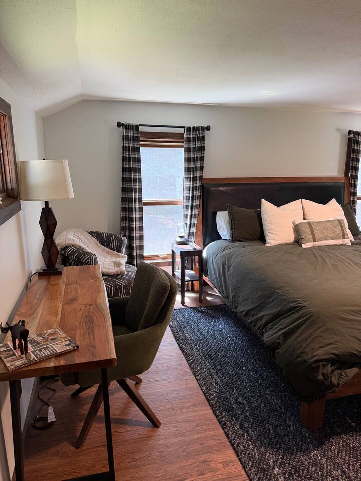 The Remington House | Hot Tub + Pet-Friendly