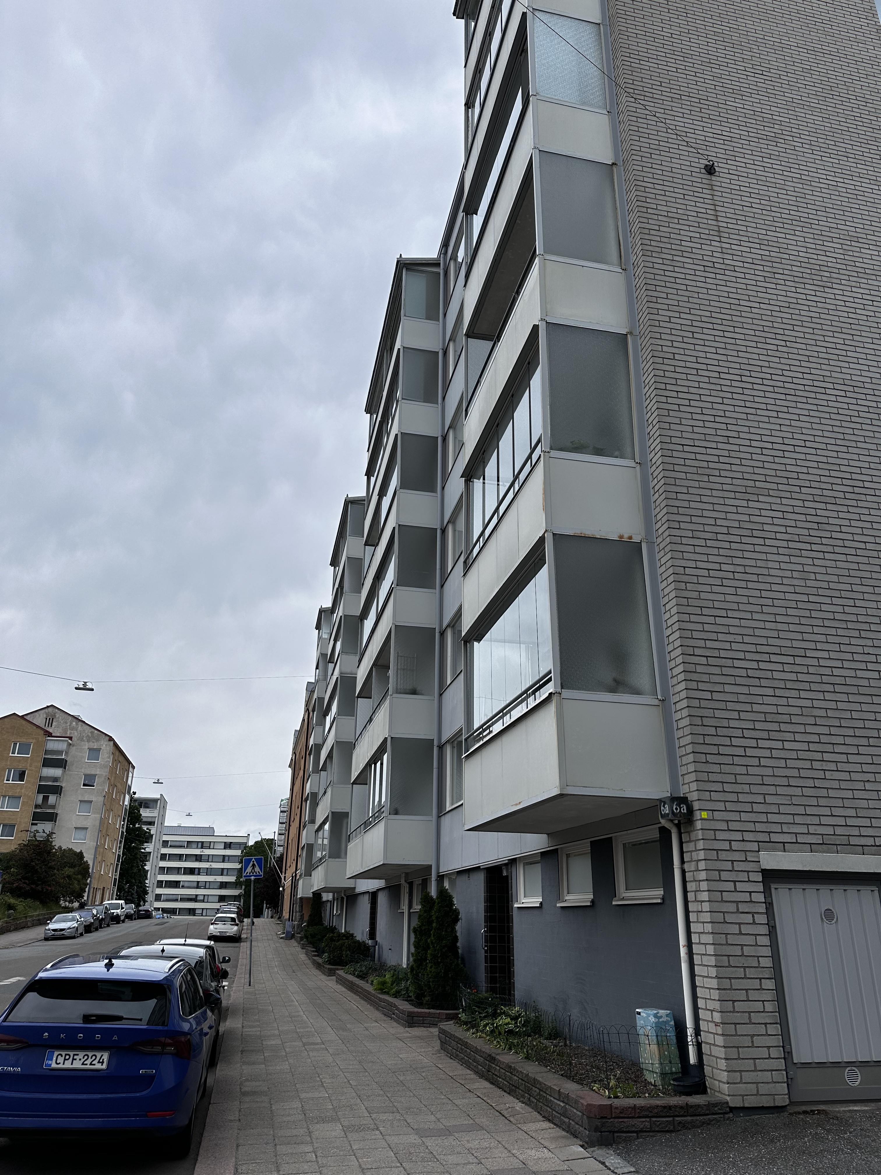 Sofiankadun rakennus ja rauhallinen katu