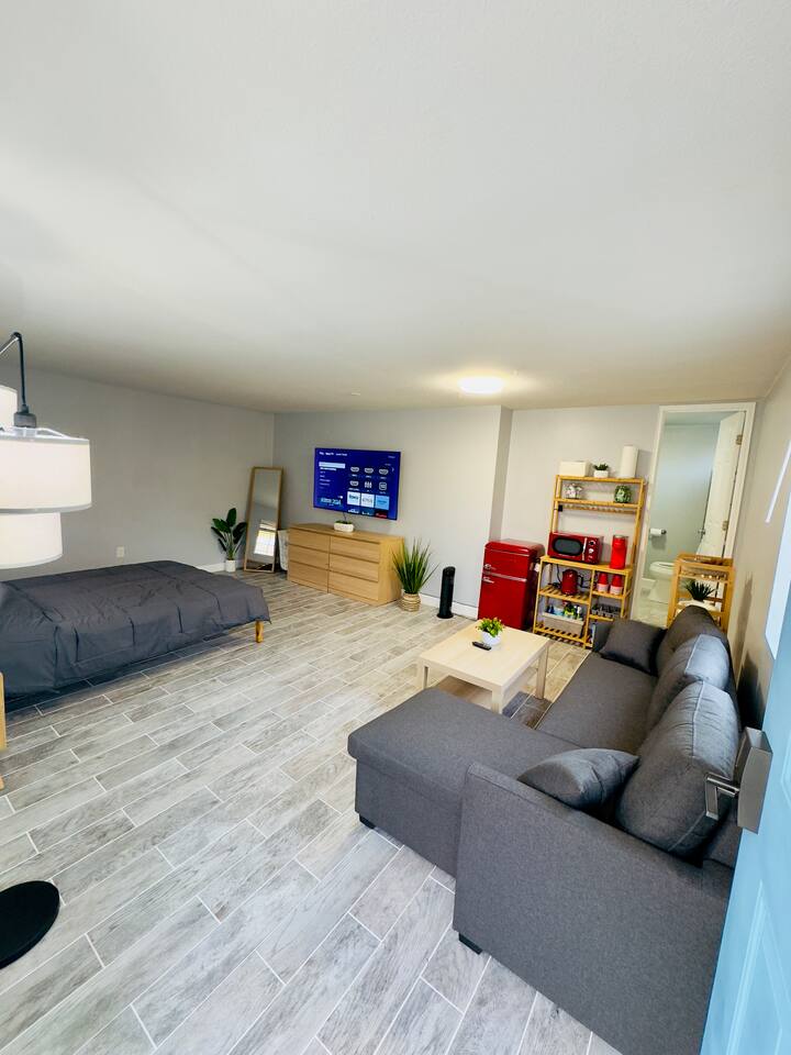 Vibrant Studio Space Near Disneyland and Knott's