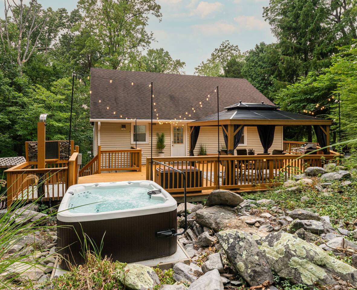 Wild Turkey Ridge: Mountainside A-Frame with Hot Tub, Arcade, Movie Room, Pets Welcome