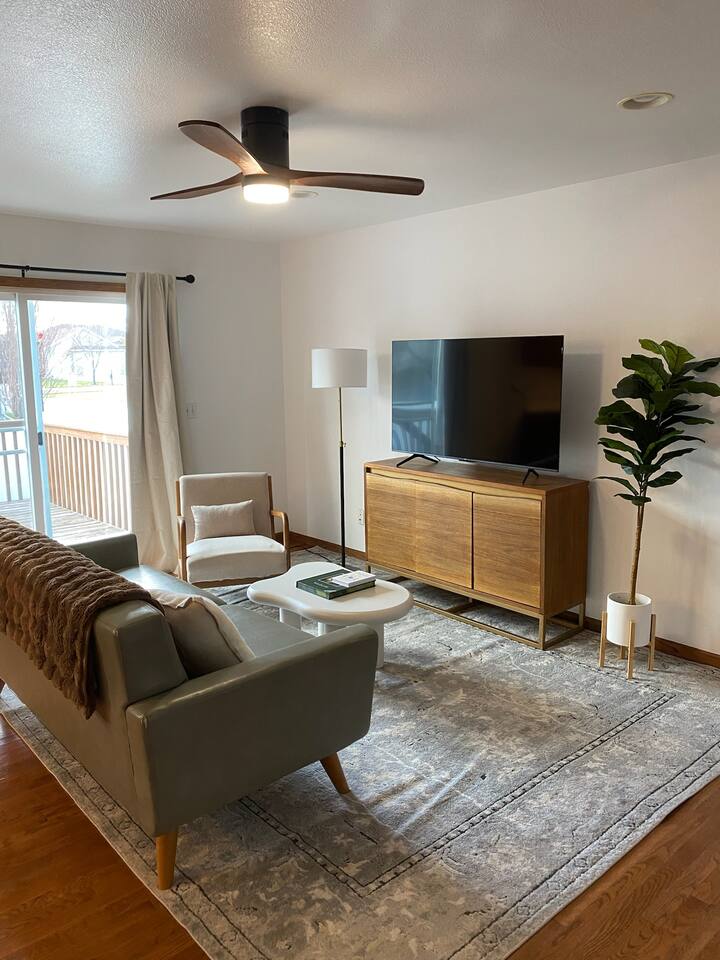 4BR | Sleeps 8, Fenced Yard, Games, King x 2