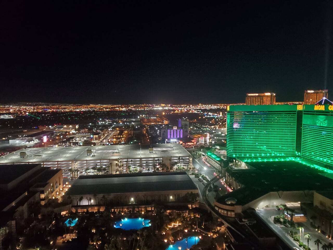 1BR Corner Penthouse Suite/Balcony 31st Floor