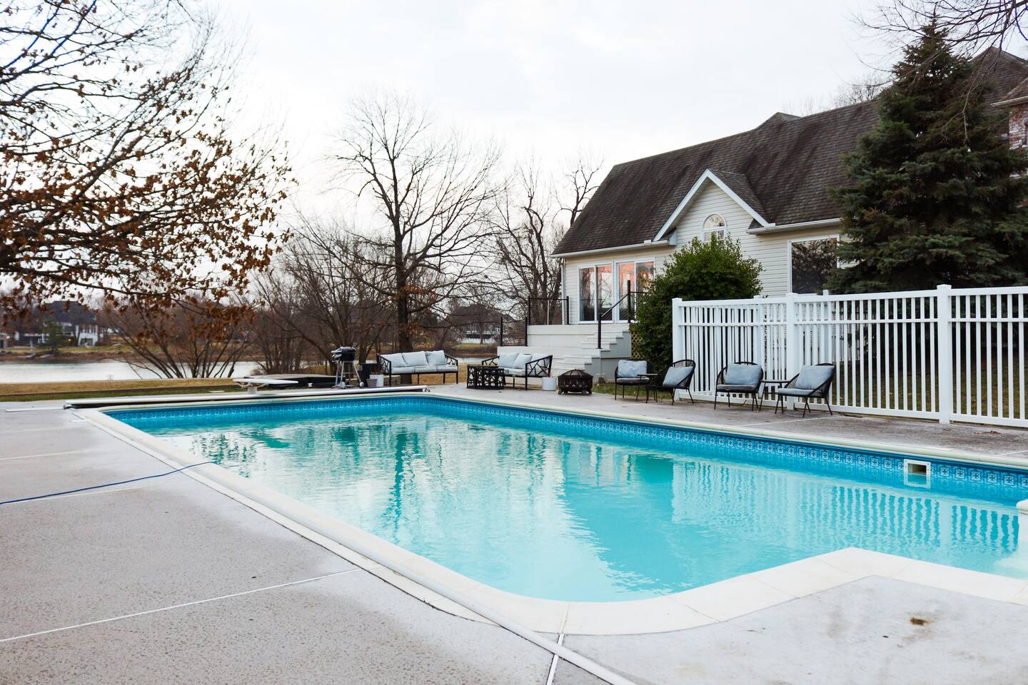 Year-Round Heated pool with Lakefront views