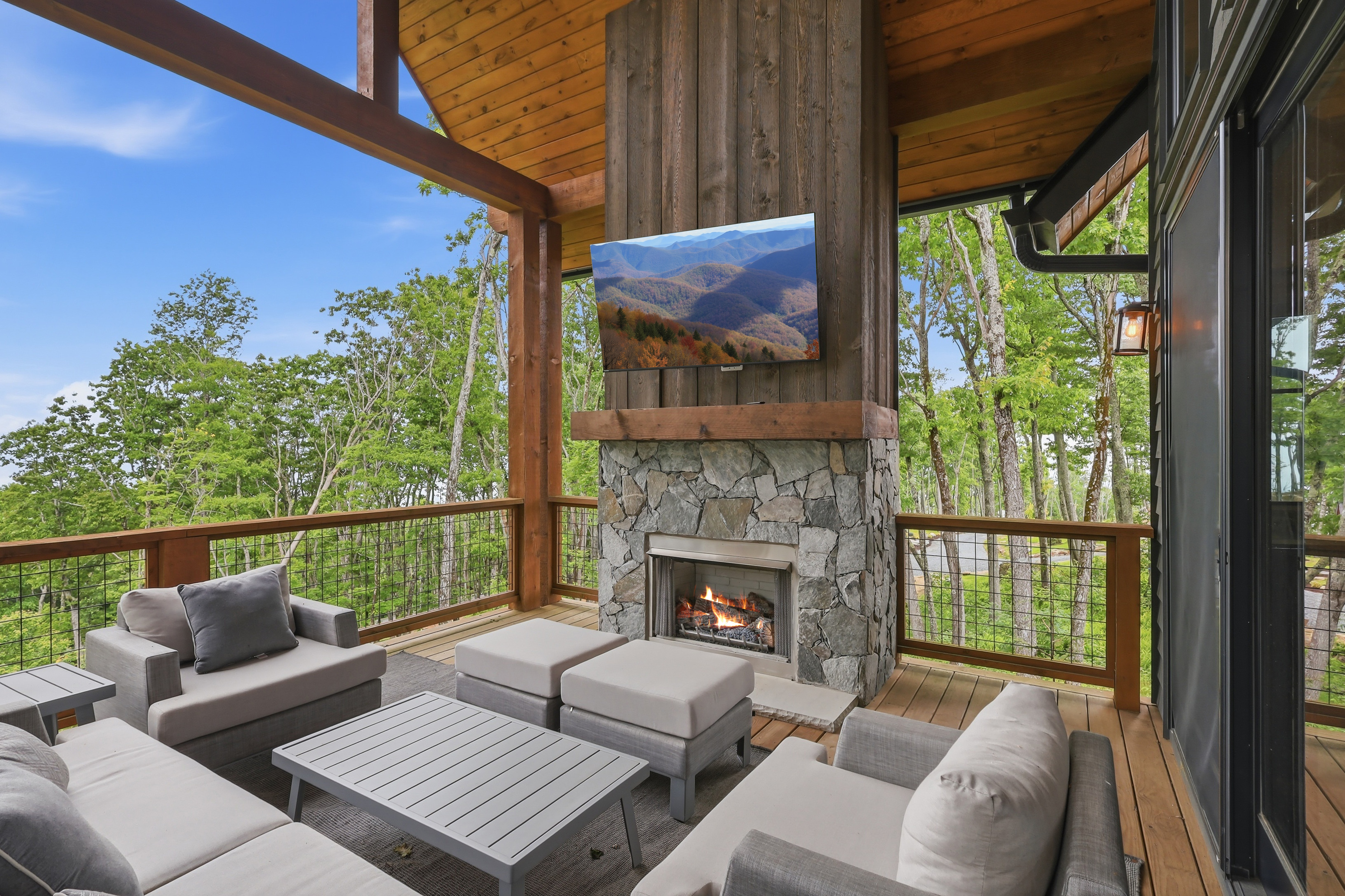 LUX Cabin – Hot Tub, Massive Deck & Mountain Views!