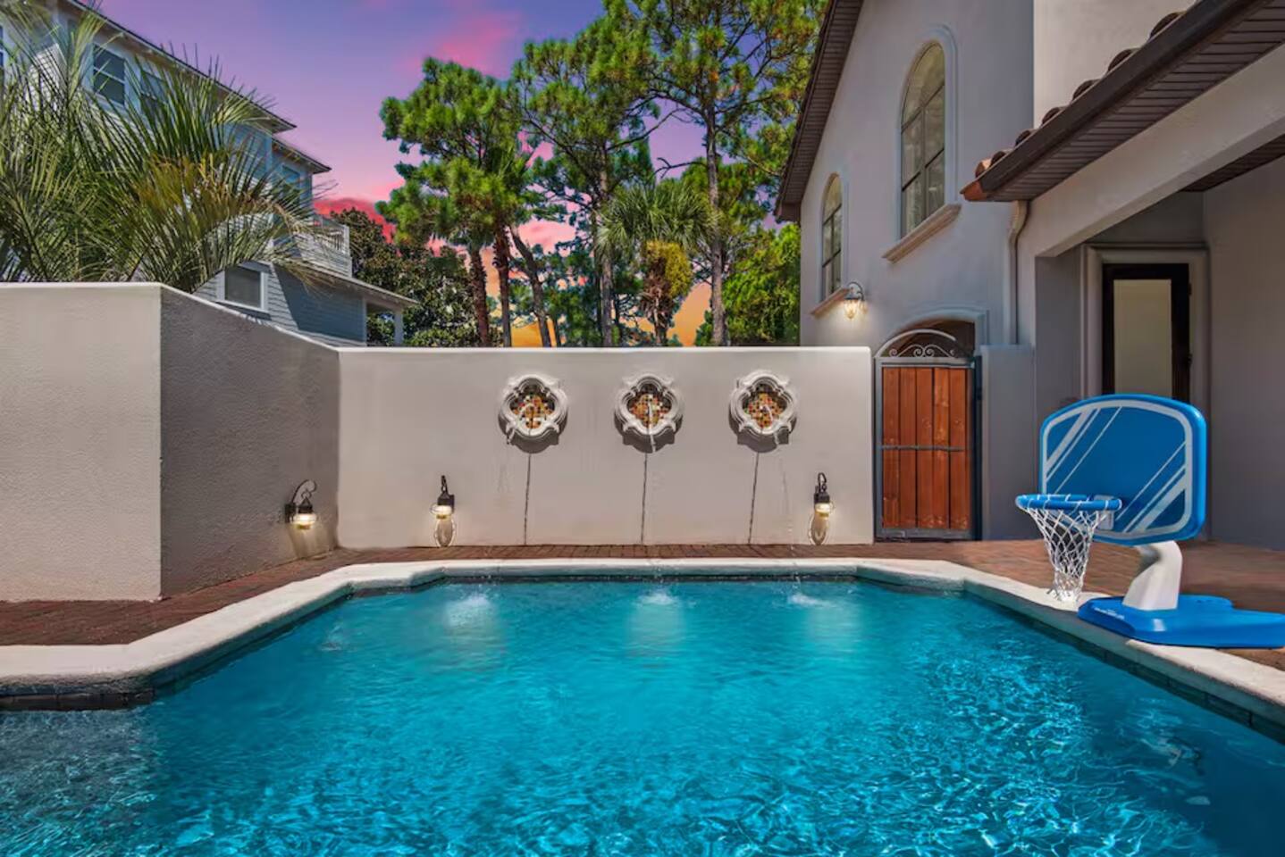 6 Bedroom Home with Pool 10 minute Walk To Beach – Main image