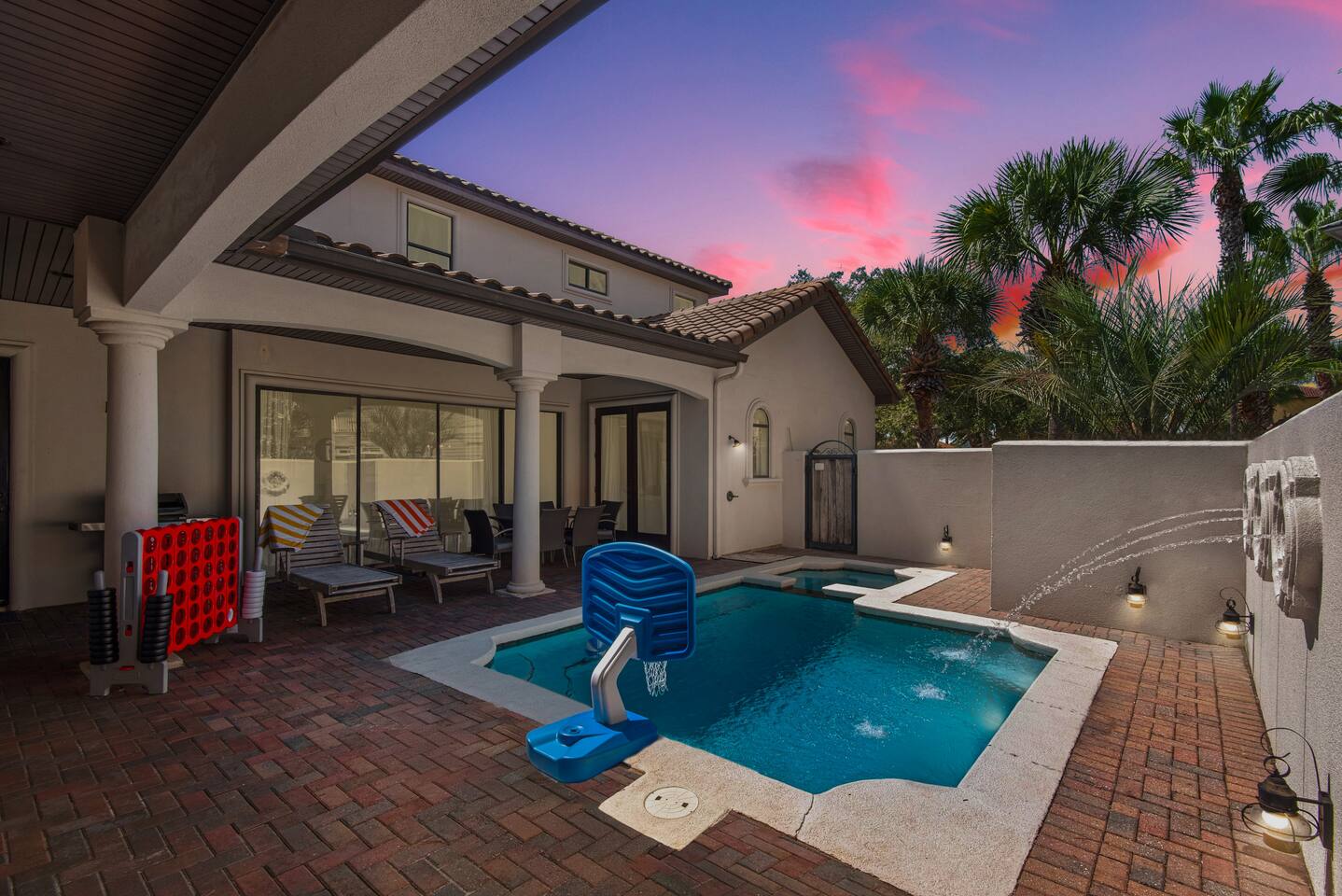 6 Bedroom Home with Pool 10 minute Walk To Beach